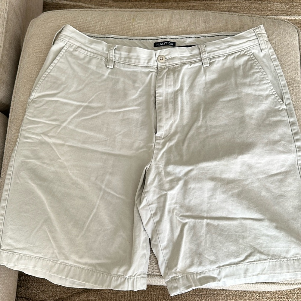 Men’s khaki shorts